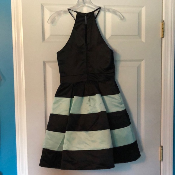 Women’s size 1/2 party dress - Picture 2 of 4